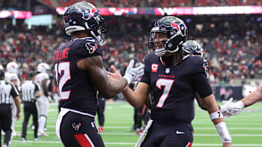NFL, American Football Herren, USA&nbsp; Houston Texans Quarterback C.J. Stroud (7) feiert Wide Receiver Nico Collins (12)nach einem Touchdown im Spiel gegen die Arizona Cardinals im NRG Stadium.