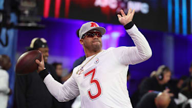 Quarterback Russell Wilson von den Pittsburgh Steelers wärmt sich vor dem Pro Bowl Skills Showdown in Orlando, Florida, auf (NFL, American Football, USA)
