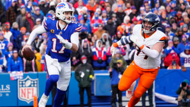 NFL, American Football Herren, USA AFC Wild Card Round-Denver Broncos at Buffalo Bills Jan 12, 2025; Orchard Park, New York, USA; Buffalo Bills quarterback Josh Allen (17) runs for a gain during the fourth quarter as Denver Broncos defensive end Zach Allen (99) defends in an AFC wild card game at Highmark Stadium.