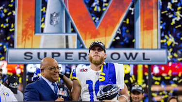 NFL, American Football Herren, USA Super Bowl LVI-Los Angeles Rams at Cincinnati Bengals, Feb 13, 2022; Inglewood, CA, USA; Los Angeles Rams wide receiver Cooper Kupp (10) holds the Lombardi Trophy as he is interviewed by NBC sports host Mike Tirico after defeating the Cincinnati Bengals during Super Bowl LVI at SoFi Stadium. Mandatory Credit: Mark J. Rebilas-USA TODAY Sports, 13.02.2022 19:15:39, 17693388, Los Angeles Rams, Cooper Kupp, NFL, NBC, Mike Tirico, Cincinnati Bengals PUBLICATIONxINxGERxSUIxAUTxONLY Copyright: xMarkxJ.xRebilasx 17693388
