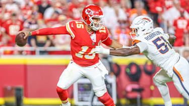Sep 14, 2026: quarterback Patrick Mahomes (15) entkommt Denver Broncos Outside Linebacker Que Robinson (51)bei einem NFL-Spiel.