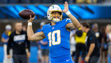 Los Angeles Chargers Quarterback Justin Herbert (10) wärmt sich vor einem NFL-Preseason-Spiel auf.