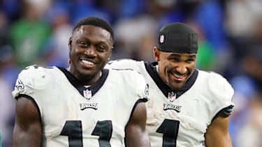 Wide Receiver A.J. Brown und Quarterback Jalen Hurts lachen nach einem NFL-Spiel der Philadelphia Eagles.