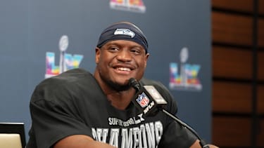 Kenneth Walker auf der Pressekonferenz nach dem Super Bowl Sieg über die New England Patriots.