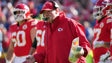 NFL, American Football Herren, USA Indianapolis Colts at Kansas City Chiefs Nov 23, 2025; Kansas City, Missouri, USA; Kansas City Chiefs head coach Andy Reid looks on in the first half against the Indianapolis Colts at GEHA Field at Arrowhead Stadium. Kansas City GEHA Field at Arrowhead Stadium Missouri USA, EDITORIAL USE ONLY PUBLICATIONxINxGERxSUIxAUTxONLY Copyright: xDennyxMedleyx 20251123_lbm_sm8_055