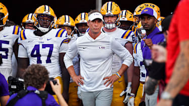 Head Coach Lane Kiffin von den LSU Tigers wartet vor dem College-Football-Spiel gegen die Ole Miss Rebels darauf, sein Team aufs Feld zu führen.