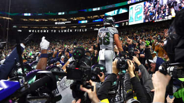 NFL, American Football Herren, USA Los Angeles Rams at Seattle Seahawks Dec 18, 2025; Seattle, Washington, USA; Seattle Seahawks tight end AJ Barner (88) celebrates with fans after defeating the Los Angeles Rams in overtime at Lumen Field. Seattle Lumen Field Washington USA, EDITORIAL USE ONLY PUBLICATIONxINxGERxSUIxAUTxONLY Copyright: xKevinxNgx 20251218_lbm_cf9_132