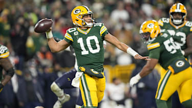Green Bay Packers Quarterback Jordan Love (10) wirft den Ball im NFL-Spiel gegen die Chicago Bears im Lambeau Field.