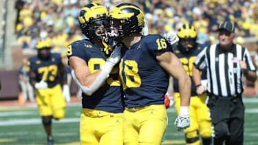Die Michigan-Tight-Ends AJ Barner und Colston Loveland jubeln nach einem Catch in der zweiten Halbzeit von Michigans 31:7-Sieg am Samstag, 23. September 2023, in Ann Arbor.