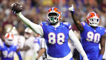 Defensive Lineman Caleb Banks von den Florida Gators jubelt nach einem eroberten Fumble im Spiel gegen die Florida State Seminoles im Ben Hill Griffin Stadium