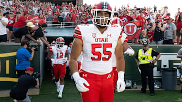 Utah Utes Offensive Lineman Spencer Fano (55) betritt das Feld vor dem NCAA-College-Football-Spiel zwischen den Utah Utes und den Baylor Bears im McLane Stadium in Waco, Texas.