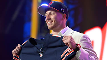 Dillon Thieneman posiert mit seinem Trikot nach seinem Draft zu den Cleveland Browns.