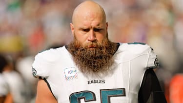 Philadelphia Eagles Offensive Tackle Lane Johnson (65) vor dem NFL-Spiel gegen die Minnesota Vikings am 19. Oktober 2025.