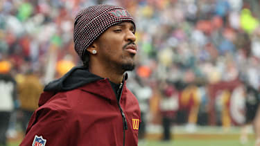 Washington Commanders Quarterback Jayden Daniels (5) bei einem NFL-Spiel an der Sideline.