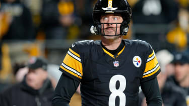 Steelers quarterback Aaron Rodgers (8)