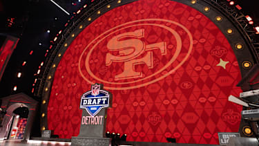 Logo der San Francisco 49ers beim Draft 2024 in Detroit Michigan.
