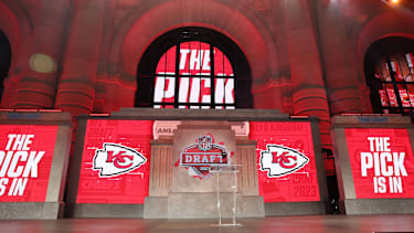 Die Bühne beim NFL Draft, als die Kansas City Chiefs ihren Pick während der zweiten Runde verkündeten im Union Station in Kansas City, MO.