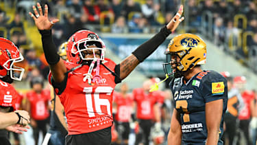 Aashari Crosswell&nbsp; gegen Tyler Hudson beim GFL-Bowl der Potsdam Royals gegen die Dresden Monarchs.