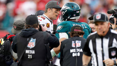 Tom Brady und Jalen Hurts (re.)