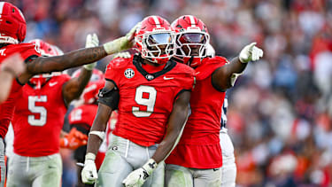 Georgia Bulldogs Linebacker Chris Cole (9) feiert eine gute Aktion beim College Football.