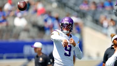 Minnesota Vikings Quarterback J.J. McCarthy (9) wämt sich vor einem NFL-Spiel auf.