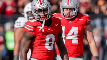 Ohio State Buckeyes Linebacker Arvell Reese (#8) steht nach einem Quarterback-Sack über Penn State Nittany Lions Quarterback Ethan Grunkemeyer (#17) im Ohio Stadium in Columbus, Ohio