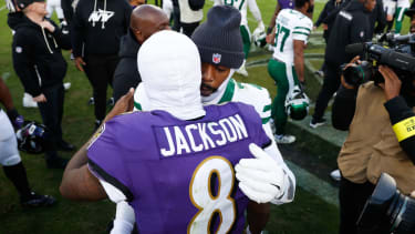 NFL, American Football Herren, USA New York Jets at Baltimore Ravens Nov 23, 2025; Baltimore, Maryland, USA; Baltimore Ravens quarterback Lamar Jackson (8) gets New York Jets quarterback Tyrod Taylor (2) on the field after the game at M&T Bank Stadium. Baltimore M&T Bank Stadium Maryland USA, EDITORIAL USE ONLY PUBLICATIONxINxGERxSUIxAUTxONLY Copyright: xPeterxCaseyx 20251123_bgd_bc1_096