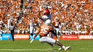 Oklahoma Sooners Wide Receiver Marvin Mims (17) fängt beim Red River Rivalry Game gegen die Texas Longhorns im Cotton Bowl Stadium im Rückwärtsfallen einen Pass.