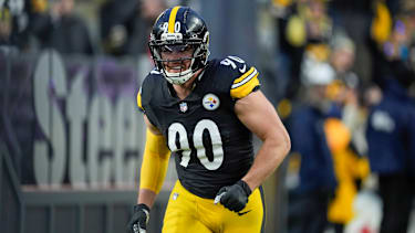 T.J. Watt 90 von den Pittsburgh Steelers läuft auf das Feld vor dem Spiel gegen die Buffalo Bills im Acrisure Stadium in Pittsburgh PA.