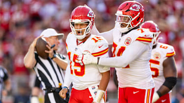 Patrick Mahomes #15 von den Kansas City feiert mit seinem Mitspieler Jawaan Taylor #74 bei einem NFL Football Spiel gegen die San Francisco 49ers im Levi's Stadium