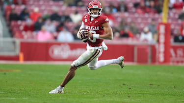 Quarterback Taylen Green von den Arkansas Razorbacks läuft aus der Pocket und sucht eine Anspielstation im Spiel gegen die Missouri Tigers in Fayetteville