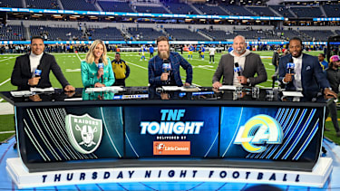 Die Thursday-Night-Football-Moderatoren (von links) Tony Gonzalez, Charissa Thompson, Ryan Fitzpatrick, Andrew Whitworth und Richard Sherman im Prime-Video-Studio im SoFi Stadium vor einem NFL-Spiel zwischen den Los Angeles Rams und den Las Vegas Raiders.