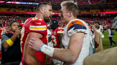 Bo Nix gibt Travis Kelce nach dem Sieg der Broncos die Hand