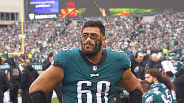 Philadelphia Eagles Offensive Tackle Jordan Mailata (#68) blickt während des NFC Championship Games gegen die San Francisco 49ers im Lincoln Financial Field in Philadelphia, Pennsylvania