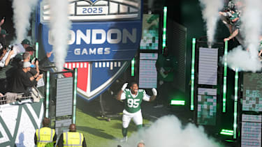 Einlauf beim London Game 2025 de4r New York Jets gegen die Denver Broncos im Tottenham Hotspur Stadium.