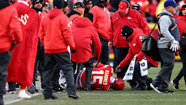 Patrick Mahomes liegt nach seiner erlittenen Knieverletzung am Boden.