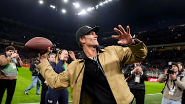 Tom Brady wirft einen Football vor einem Spiel in der Serie A.
