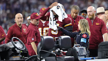 Washington Commanders Quarterback Jayden Daniels (5) wird vom NFL-Feld gefahren.