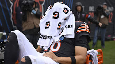 Bears-Quarterback Caleb Williams wurde nach seiner Oberschenkelverletzung im Spiel gegen die Minnesota Vikings per Cart vom Feld gebracht