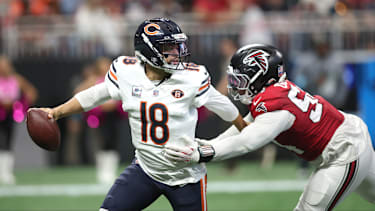 Bears-Quarterback Caleb Williams entkommt beim 31:23 gegen die Atlanta Falcons improvisierend aus der Pocket