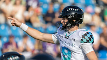 Russell Tabor, Quarterback der Munich Ravens, gibt bei einem EFA-Spiel Kommandos