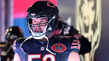 Center der Chicago Bears Drew Salman kurz vor dem Einlaufen auf das Feld.