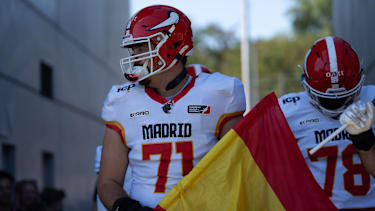 Offensive Lineman David Culebras auf dem Weg auf das Feld bei einem Spiel für die Madrid Bravos gegen die Frankfurt Galaxy.