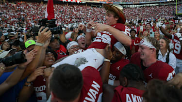 Oklahoma Sooners Kicker Tate Sandell (29) trägt den Golden Hat und wird von seinen Teamkollegen hochgehoben, nachdem die Sooners am 10. Oktober 2026 im Cotton Bowl Stadium in Dallas, Texas, die Red River Rivalry gegen die Texas Longhorns gewonnen haben.