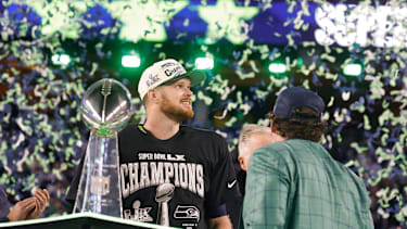 Sam Darnold mit der Super Bowl Trophäe
