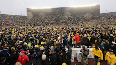 Michigan Wolverines Fans feiern den 42:27-Sieg gegen die Ohio State Buckeyes im Michigan Stadium in Ann Arbor, Michigan.