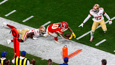 Die VAR-Technologie bei der Fußball-WM liefert millimetergenaue Entscheidungen - Experten fordern, dass auch die NFL beim Spotten des Balls künftig stärker auf moderne Technik setzt.