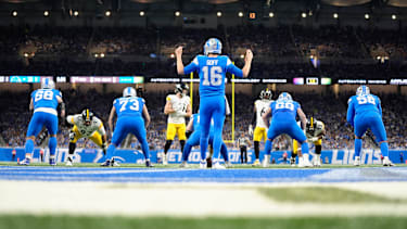 Jared Goff hinter der Offensive Line der Detroit Lions
