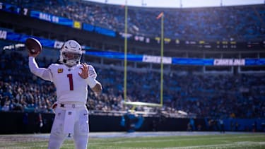 Quarterback Kyler Murray wärmt sich vor einem NFL-Spiel auf (NFL, American Football, USA)