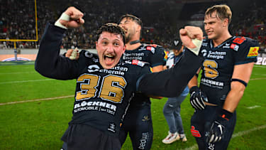 Luca Masero von den Dresden Monarchs feiert nach Abpfiff den gewonnen Titel.